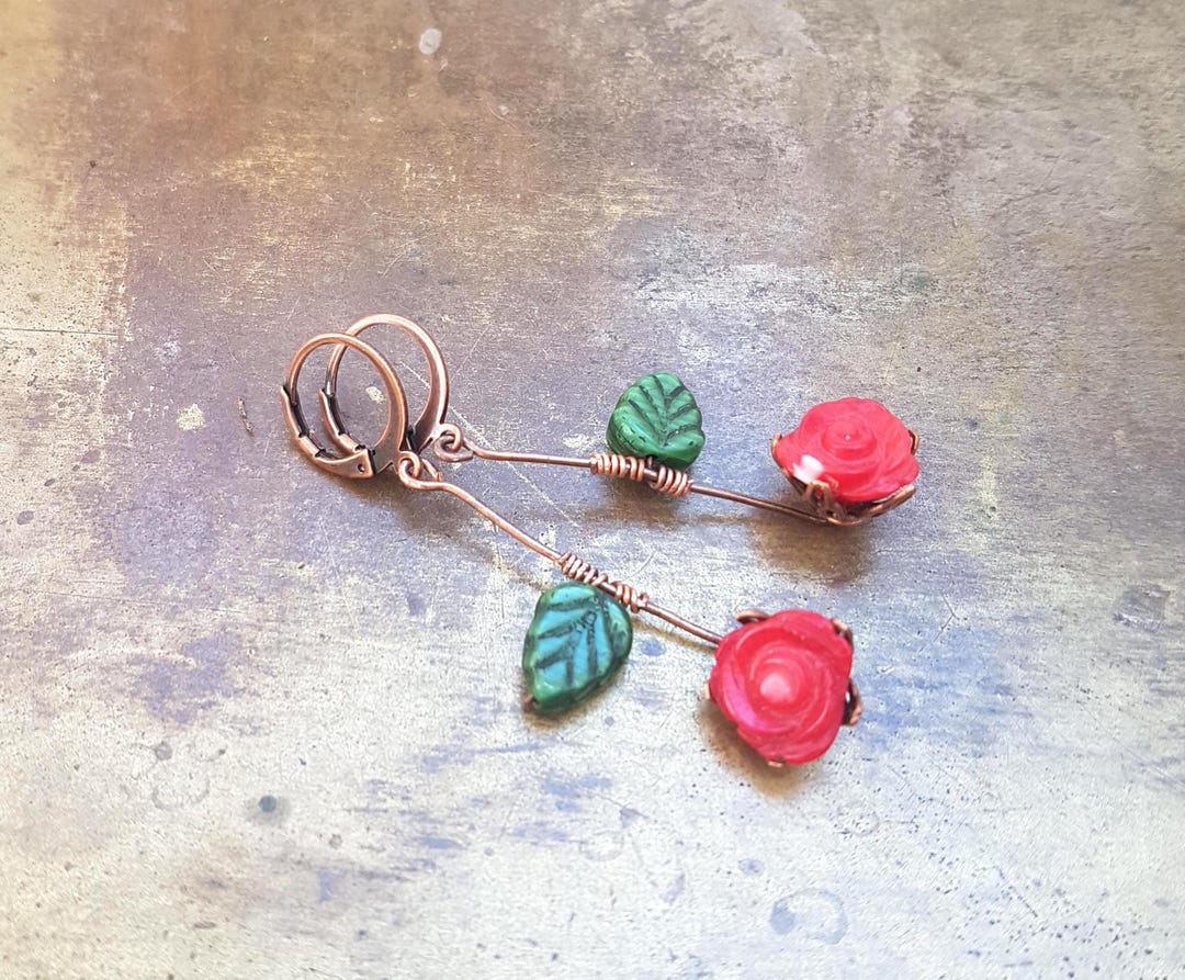 Boucles D'Oreilles Vintage En Corail Sculpté Forme Rose - Clous, Ton Doré, Fermoir Papillon