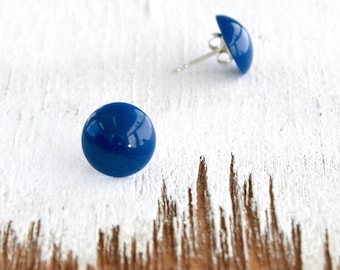 ENZIANBLAUe Ohrstecker aus recycelten Knöpfen, blaue Silberohrstecker, AG 925, Dots, 11mm