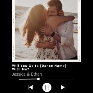 Puede incluir: Una pareja se abraza en una playa al atardecer. La imagen es una captura de pantalla de un reproductor de música con el texto "Will You Go to [Dance Name] With Me? Jessica & Ethan".