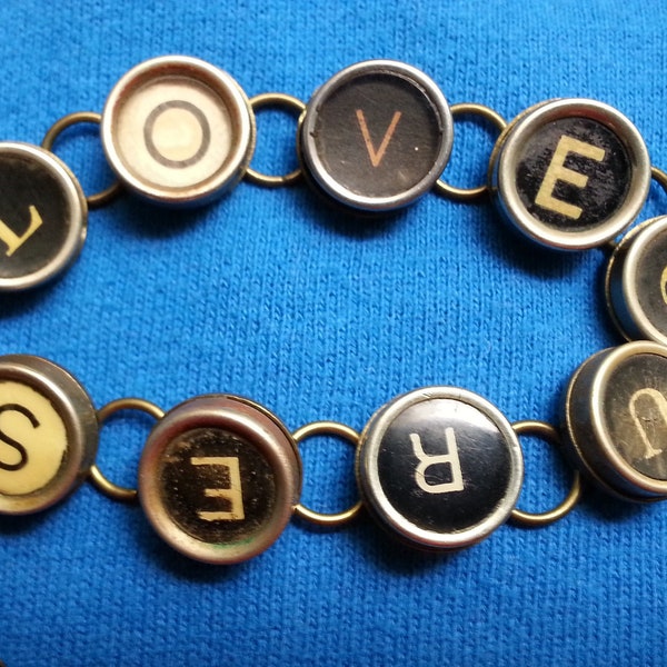 bracelet et bague ensemble clé de machine à écrire vintage, "LOVE CURES", "J" pour la joie, sur mesure, patine, lettres noires et crème, ensemble élégant insolite