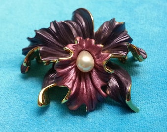 Espectacular broche y colgante de flor de orquídea vintage, tono dorado con perla sintética, colores vivos de color púrpura intenso, maravilloso relieve detallado