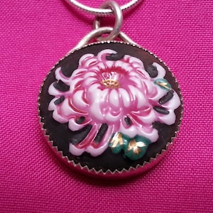 Colgante vintage de porcelana Toshikane Arita de plata de ley, hermosa peonía rosa sobre fondo negro, precioso y elegante.