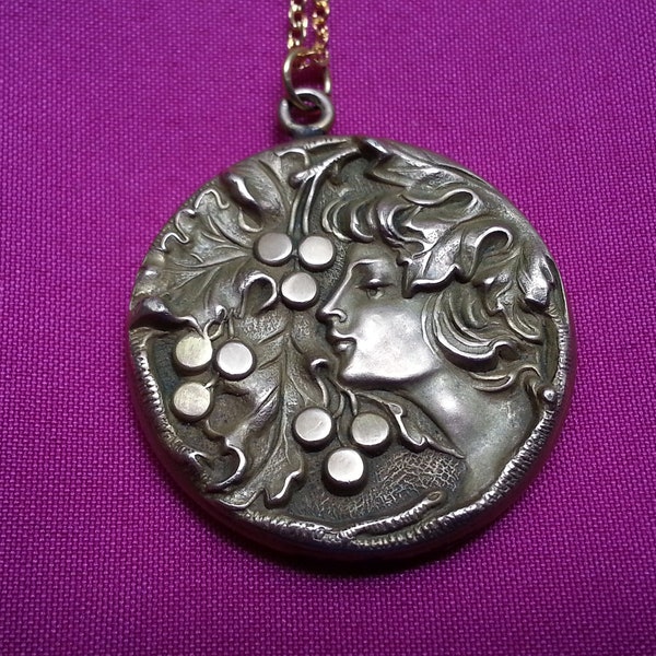 Rare antique Edwardian/Art Nouveau locket, beautiful lady with berries and leaves, Grecian style, elegant and romantic