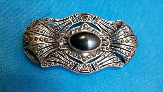 マーカサイトアールデコスタイル ブローチ シックな輝き オニキス