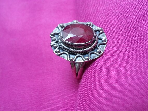 Striking large ruby sterling silver ring, vintage… - image 6