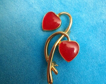 Lovely vintage enamel brooch, gold-tone, red hearts or strawberries, very elegant, playful, good condition