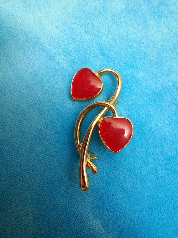 Lovely vintage enamel brooch, gold-tone, red heart