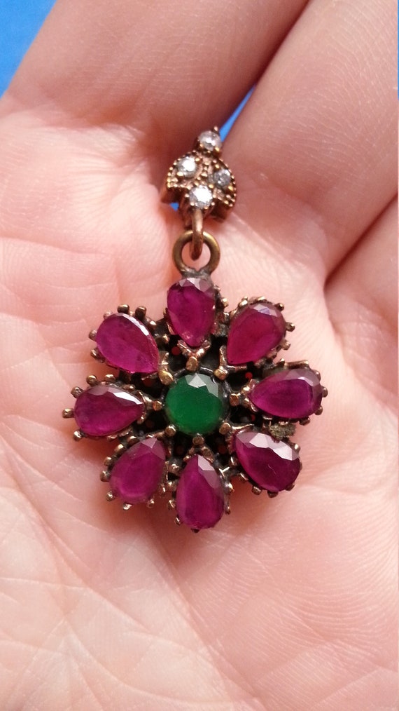 Beautiful sterling ruby flower pendant, emerald-li