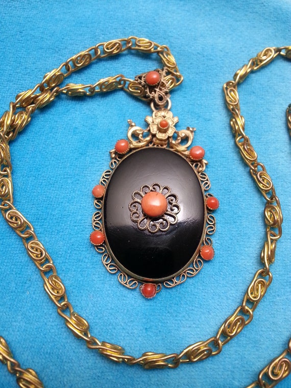 Striking Victorian antique pendant, genuine corals