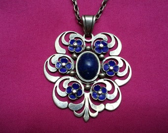 Rare silver vintage Arts and Crafts enamel pendant, blue flowers, lapis lazuli cabochon, original link chain, impressive piece