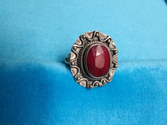 Striking large ruby sterling silver ring, vintage… - image 7