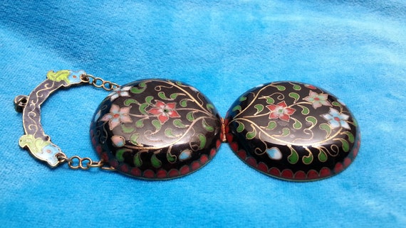 Beautiful Chinese enamel pillbox or locket neckla… - image 9