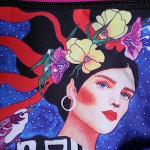 Estuche para teléfono móvil de 8 x 6 pulgadas con cremallera, diseño de mujer hermosa, pájaro y flores, estampado vibrante, forrado en poliéster, protección contra derrames.