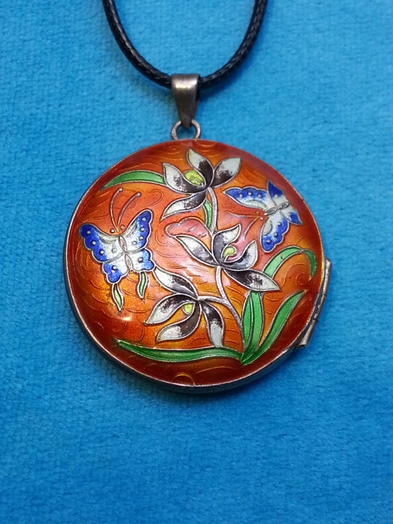 Beautiful Chinese enamel puffy pillbox locket pend