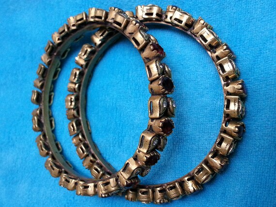 Beautiful vintage pair of brass bangle bracelets,… - image 10