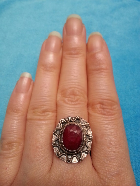 Striking large ruby sterling silver ring, vintage… - image 8