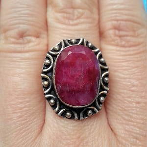 Striking huge ruby vintage-looking ring, sterling silver plated,  impressive deep color, nice granulation and wire design, US 6.75 size