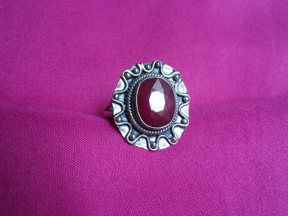 Striking large ruby sterling silver ring, vintage… - image 5