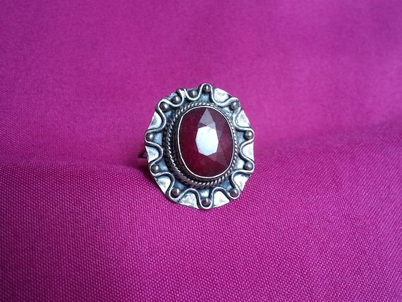 Striking large ruby sterling silver ring, vintage… - image 4