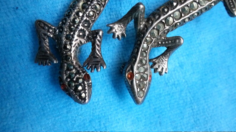 Sterling silver marcasite brooch set geckos vintage red garnet or ruby eyes lizards lots of sparkle and detail beautiful movement