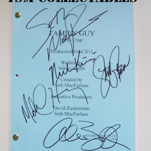 Peut inclure: Un script bleu clair de Family Guy avec plusieurs signatures à l'encre noire. Le script comprend le titre "Holy Crap" et le numéro de production JACX11. Le texte "TSM COLLECTABLES" est en haut.