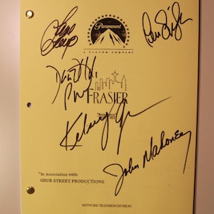 Könnte beinhalten: Ein gelbes Skript mit mehreren Unterschriften in schwarzer Tinte. Das Paramount-Logo ist sichtbar, zusammen mit dem Titel "Frasier" und dem Text "Grub Street Productions."