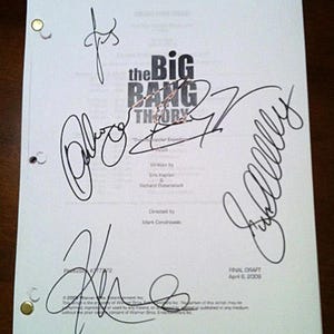 Può includere: Una pagina di sceneggiatura bianca per la serie televisiva "The Big Bang Theory", con diverse firme a inchiostro nero. Il titolo dello show è stampato in alto, con "Final Draft" e la data 6 aprile 2009.