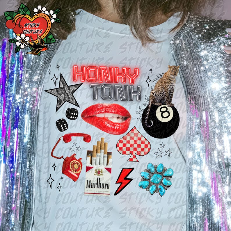 K&ouml;nnte beinhalten: Hellblaues T-Shirt mit einer Collage von Grafiken, darunter rote Lippen, ein Leopard auf einer 8-Kugel, ein Stern, W&uuml;rfel, ein Telefon, eine Packung Marlboro-Zigaretten, ein T&uuml;rkis-Cluster und die Worte "HONKY TONK".