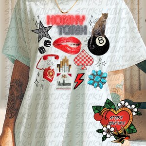 K&ouml;nnte beinhalten: Wei&szlig;es T-Shirt mit einer Collage von Grafiken, darunter ein rotes Neon-Schild "HONKY TONK", ein Leopard auf einer 8-Ball, rote Lippen, eine Packung Marlboro-Zigaretten und ein Herz mit Kirschen und einer Schwalbe.