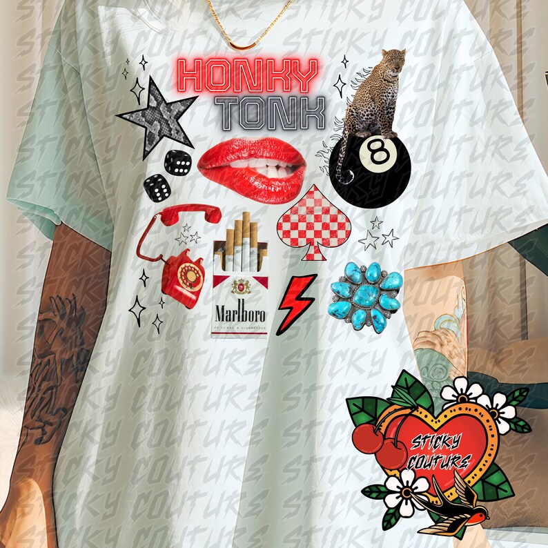 K&ouml;nnte beinhalten: Wei&szlig;es T-Shirt mit einer Collage von Grafiken, darunter ein rotes Neon-Schild "HONKY TONK", ein Leopard auf einer 8-Ball, rote Lippen, eine Packung Marlboro-Zigaretten und ein Herz mit Kirschen und einer Schwalbe.