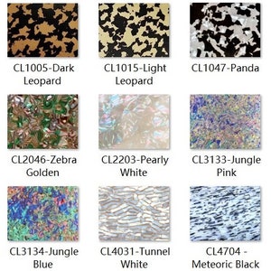 Puede incluir: Nueve patrones diferentes de golpeador de guitarra, incluyendo leopardo oscuro, leopardo claro, panda, cebra dorada, blanco perlado, jungla rosa, jungla azul, túnel blanco y negro meteórico.
