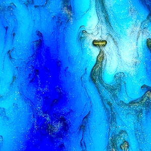 Könnte beinhalten: Abstrakte Kunst mit einem fließenden Design in Blautönen, von tiefem Indigo bis zu hellem Türkis. Das Kunstwerk weist goldene Akzente auf, die einen schimmernden Effekt erzeugen, mit einem fließenden, organischen Muster, das an Wasser oder Tinte erinnert.