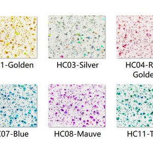 Pode incluir: Seis cores diferentes de glitter, cada uma em uma amostra quadrada. As cores são dourado, prata, dourado rosa, azul, malva e azul-petróleo.