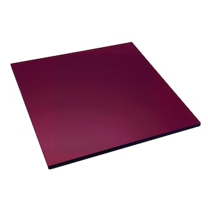Puede incluir: Un objeto cuadrado de color burdeos con una superficie lisa y reflectante. El objeto es de color sólido y parece estar hecho de un material duro. Los bordes son oscuros, creando un contraste sutil. El artículo está aislado sobre un fondo blanco.