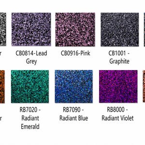 Puede incluir: Una cuadrícula de diez muestras rectangulares de purpurina en varios colores, cada una etiquetada con un código y nombre: CB0100-Silver, CB0814-Lead Grey, CB0916-Pink, CB1001-Graphite, RB1000-Radiant Silver, RB4010-Radiant Copper, RB7020-Radiant Emerald, RB7090-Radiant Blue, RB8000-Radiant Violet y RB9110-Radiant Rose Golden.