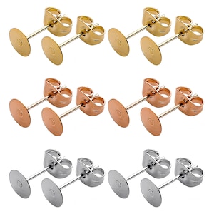 Può includere: Un assortimento di perni e chiusure per orecchini in oro, oro rosa e argento. I perni hanno un disco piatto e rotondo per attaccare gli orecchini. Le chiusure sono a farfalla.