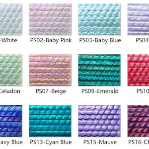 Peut inclure: Une collection de 16 carreaux de verre irisés avec une surface texturée. Les carreaux sont disposés en grille et sont étiquetés avec leurs couleurs et codes correspondants. Les couleurs comprennent le blanc, le rose pâle, le bleu bébé, le lilas, le céladon, le beige, l'émeraude, le rouge, le bleu marine, le bleu cyan, le mauve et le chocolat.