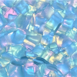 Puede incluir: Fondo abstracto con un efecto brillante e iridiscente. La imagen presenta un mosaico de formas irregulares y plegadas en tonos de azul, rosa y amarillo, creando una superficie texturizada y reflectante de la luz. El efecto general es suave y etéreo.