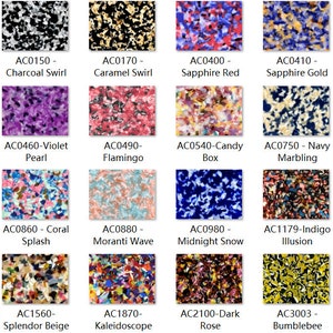 Op de afbeelding: Een collage van 12 verschillende kleurrijke patronen, elk met een unieke naam en code. De patronen zijn gemaakt van kleine, kleurrijke stukjes plastic of andere materialen, waardoor een mozaïekachtig effect ontstaat. De patronen omvatten namen als "Charcoal Swirl", "Caramel Swirl", "Sapphire Red", "Sapphire Gold", "Violet Pearl", "Flamingo", "Candy Box", "Navy Marbling", "Coral Splash", "Moranti Wave", "Midnight Snow", "Indigo Illusion", "Splendor Beige", "Kaleidoscope", "Dark Rose" en "Bumblebee".