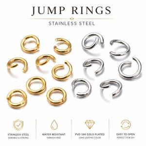 Puede incluir: Una colección de anillas de salto de acero inoxidable en tonos dorados y plateados. La imagen incluye el texto JUMP RINGS, STAINLESS STEEL, STAINLESS STEEL DURABLE & STRONG, WATER RESISTANT TARNISH FREE, PVD 18K GOLD PLATED LONG LASTING COLOR, EASY TO OPEN.