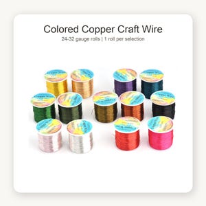 Op de afbeelding: Twaalf spoelen gekleurd koperdraad voor knutselwerk in diverse kleuren zoals goud, zilver, rood, roze, groen, paars, blauw en zwart. Elke spoel is voorzien van een label met de tekst Fadeless Copper Wire 24-32 gauge rolls, 1 roll per selection.