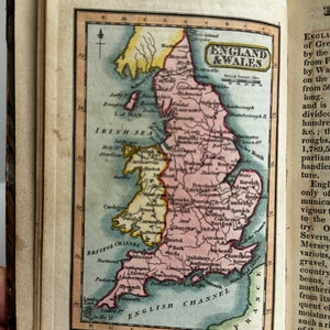 Atlas miniature de 1820 avec 56 cartes gravées colorées à la main. RARE