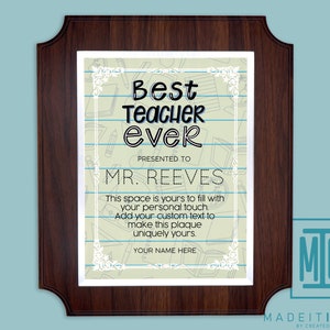 Puede incluir: Una placa de madera marrón con fondo blanco y diseño azul y blanco. La placa dice "Mejor maestro de todos los tiempos" y "Presentado a Mr. Reeves". Hay espacio para agregar un mensaje personalizado.