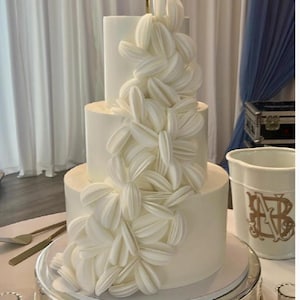 60 PC Modern Wafer Paper Decoration Wafer Paper Flowers Wafer Paper -  Wedding Cake Elegant Modern 2.5  separate circle decorations
