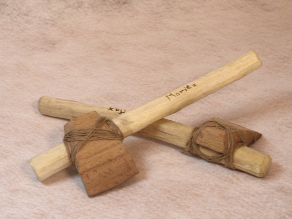 Handgefertigtes Holzbeil aus gewachsenen Hölzern 