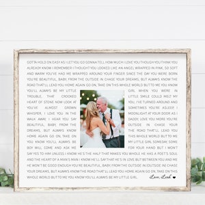 Puede incluir: Una impresi&oacute;n enmarcada con fondo blanco y texto negro. El texto es una carta conmovedora de un padre a su hijo. La carta incluye la frase "Siempre ser&aacute;s mi peque&ntilde;a ni&ntilde;a." La impresi&oacute;n tambi&eacute;n presenta una foto de una pareja bailando en su boda.
