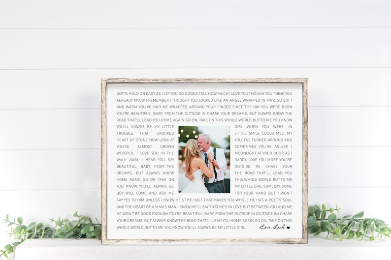 Puede incluir: Una impresi&oacute;n enmarcada con fondo blanco y texto negro. El texto es una carta conmovedora de un padre a su hijo. La carta incluye la frase "Siempre ser&aacute;s mi peque&ntilde;a ni&ntilde;a." La impresi&oacute;n tambi&eacute;n presenta una foto de una pareja bailando en su boda.
