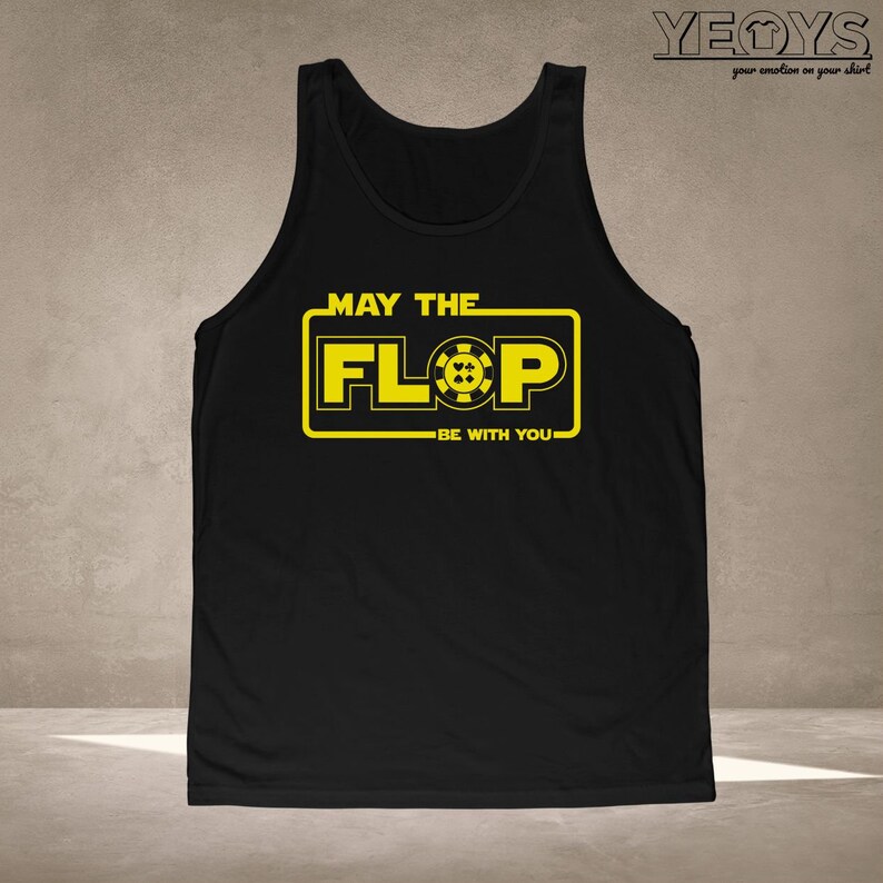 Puede incluir: Camiseta de tirantes negra con un gr&aacute;fico amarillo que dice "Que el Flop est&eacute; contigo" con un icono de ficha de p&oacute;quer.