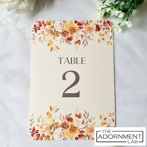 Fleurs d'automne imprimées numéros de table de mariage cartes de noms feuillage automnal saisonnier signes de table A5 A6 paysage portrait chiffres rustiques