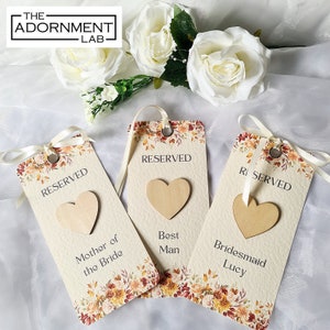 Cérémonie de mariage imprimée fleurs d'automne Étiquette de siège réservée avec ruban Feuillage saisonnier automnal Panneau de lieu d'affectation désigné Rustique